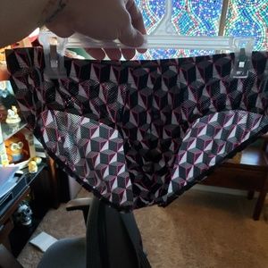 1 pair of evolve breifs.